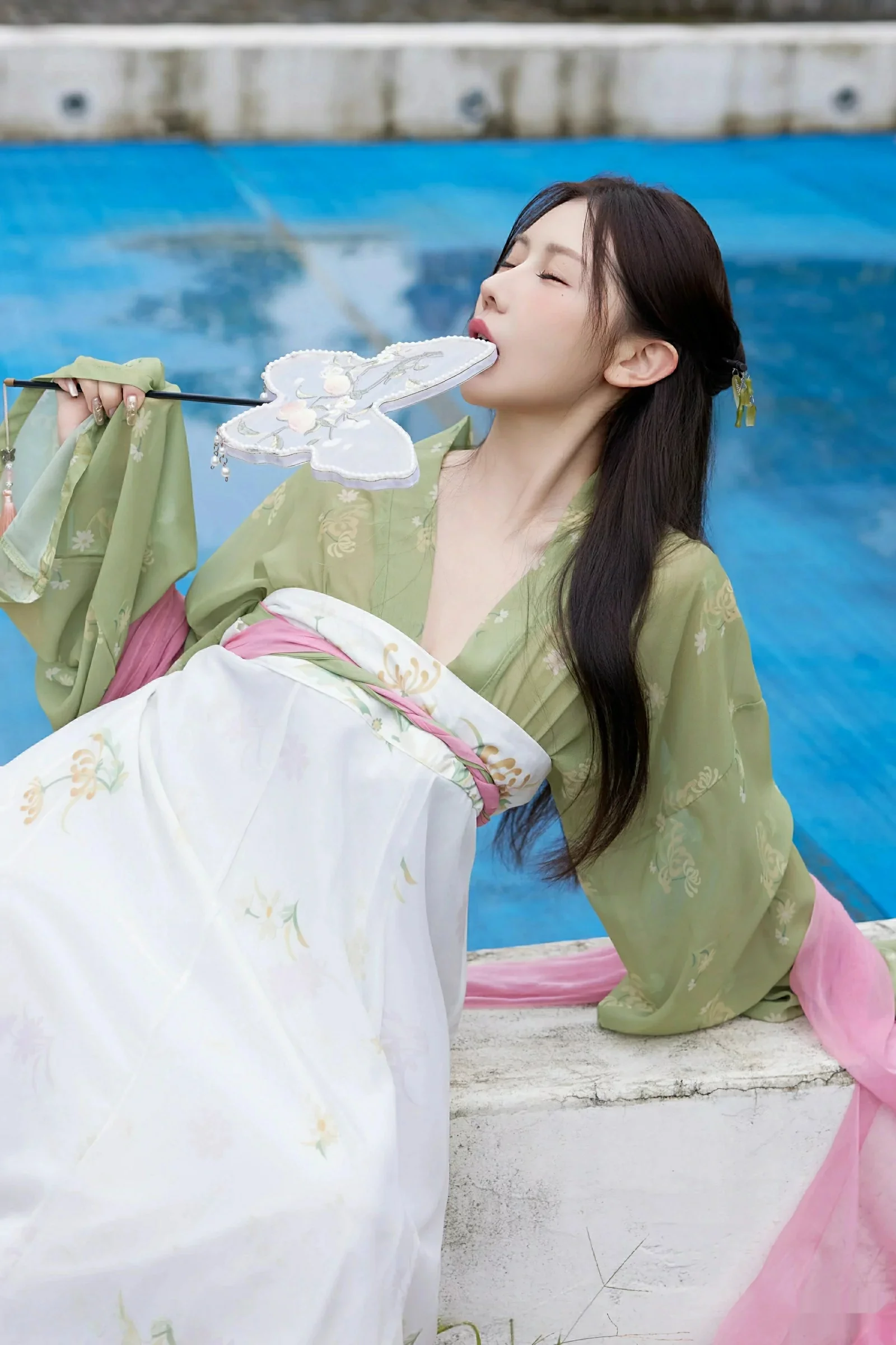 尹甜甜  [XiuRen]高清写真图 2025.09.30 No.10834 尹甜甜sunny 性感汉服第10张图片