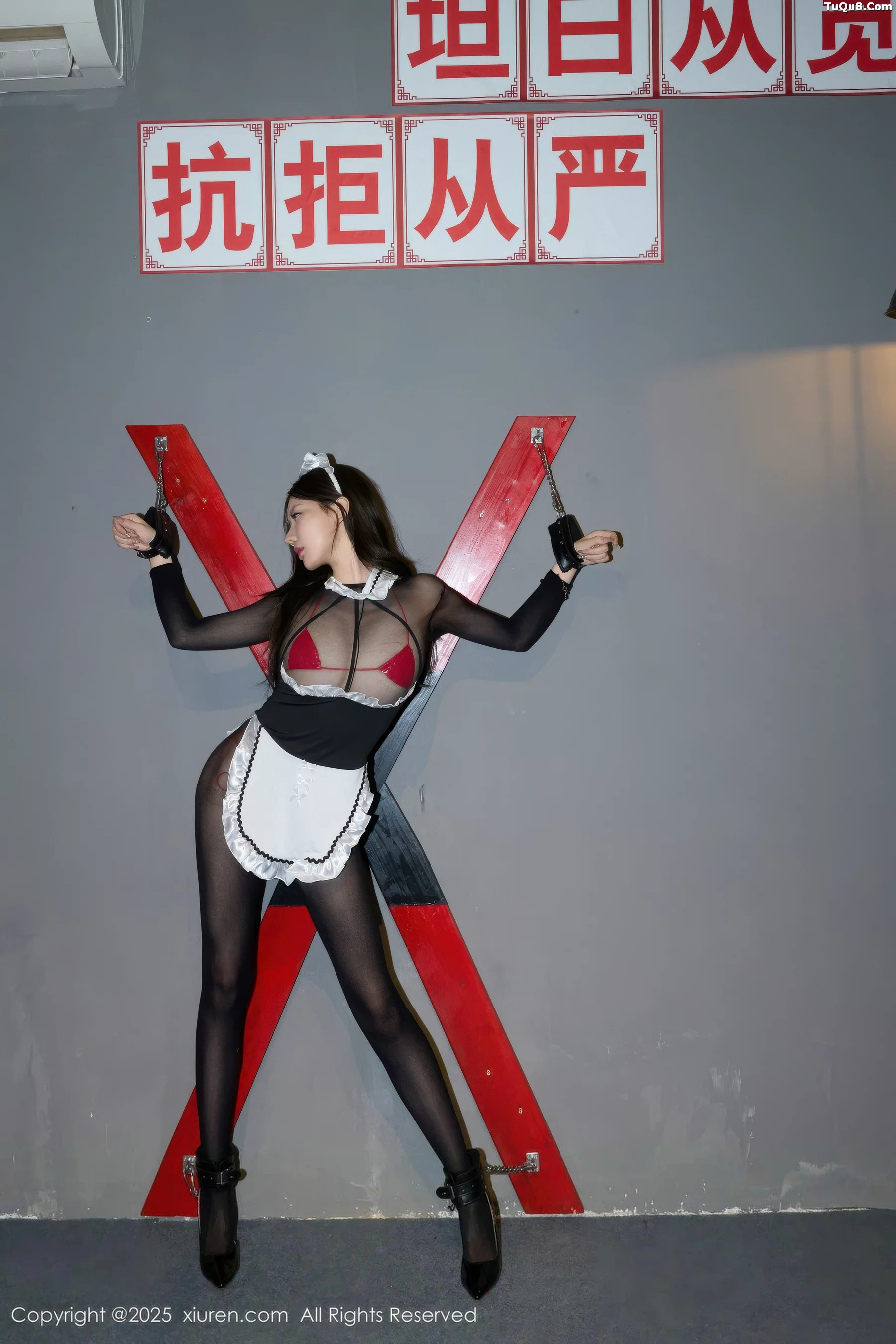 尹甜甜  [XiuRen]高清写真图 2025.11.06 No.10957 尹甜甜sunny 连体黑丝第2张图片