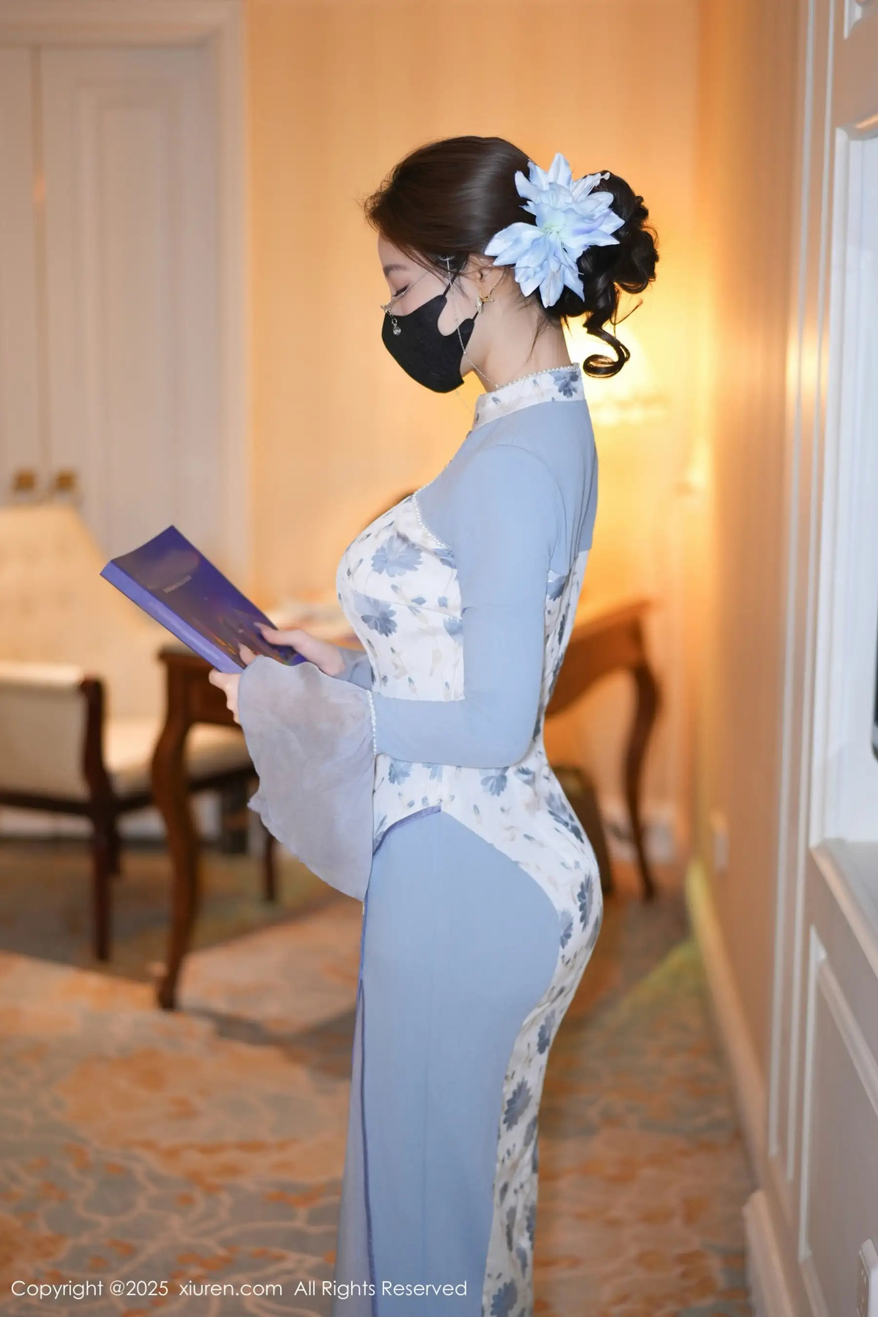 明日花桃桃  [XiuRen]高清写真图 2025.11.26 No.11033 Twins-桃桃 闪亮白丝第2张图片