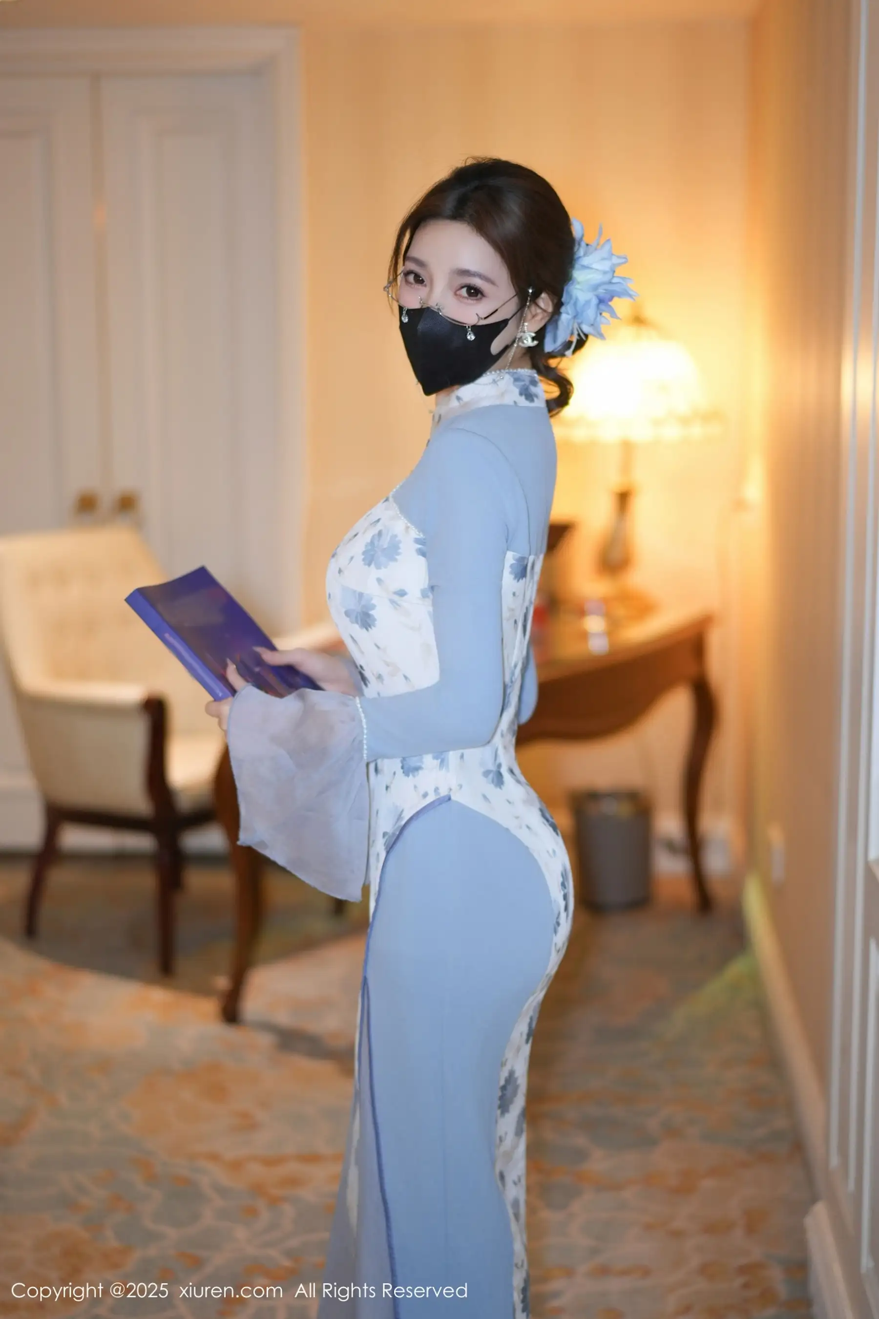 明日花桃桃  [XiuRen]高清写真图 2025.11.26 No.11033 Twins-桃桃 闪亮白丝第3张图片