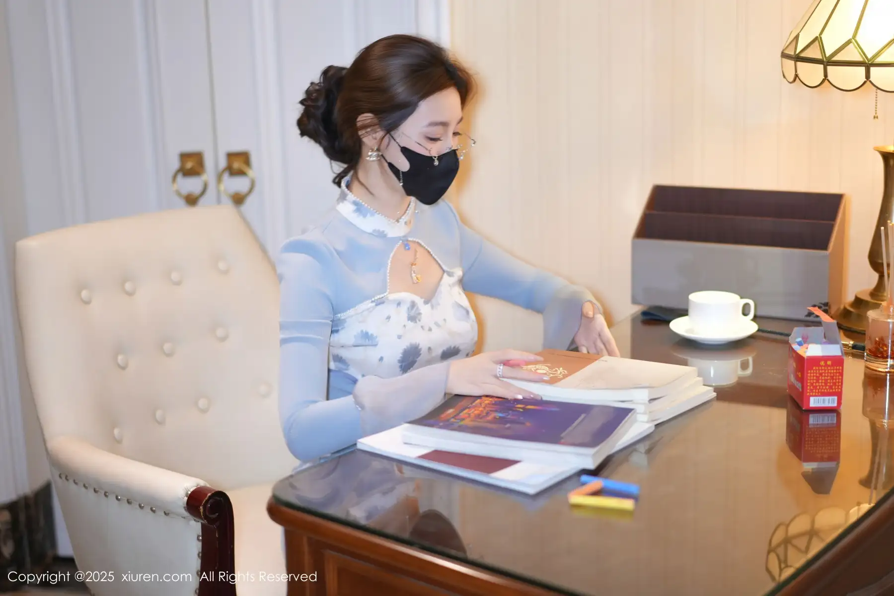 明日花桃桃  [XiuRen]高清写真图 2025.11.26 No.11033 Twins-桃桃 闪亮白丝第6张图片