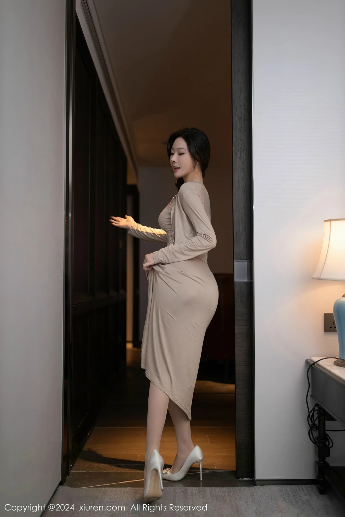 逗逗DouDou  [XiuRen]高清写真图 2024.04.18 No.8417 小逗逗 丝袜美腿第4张图片