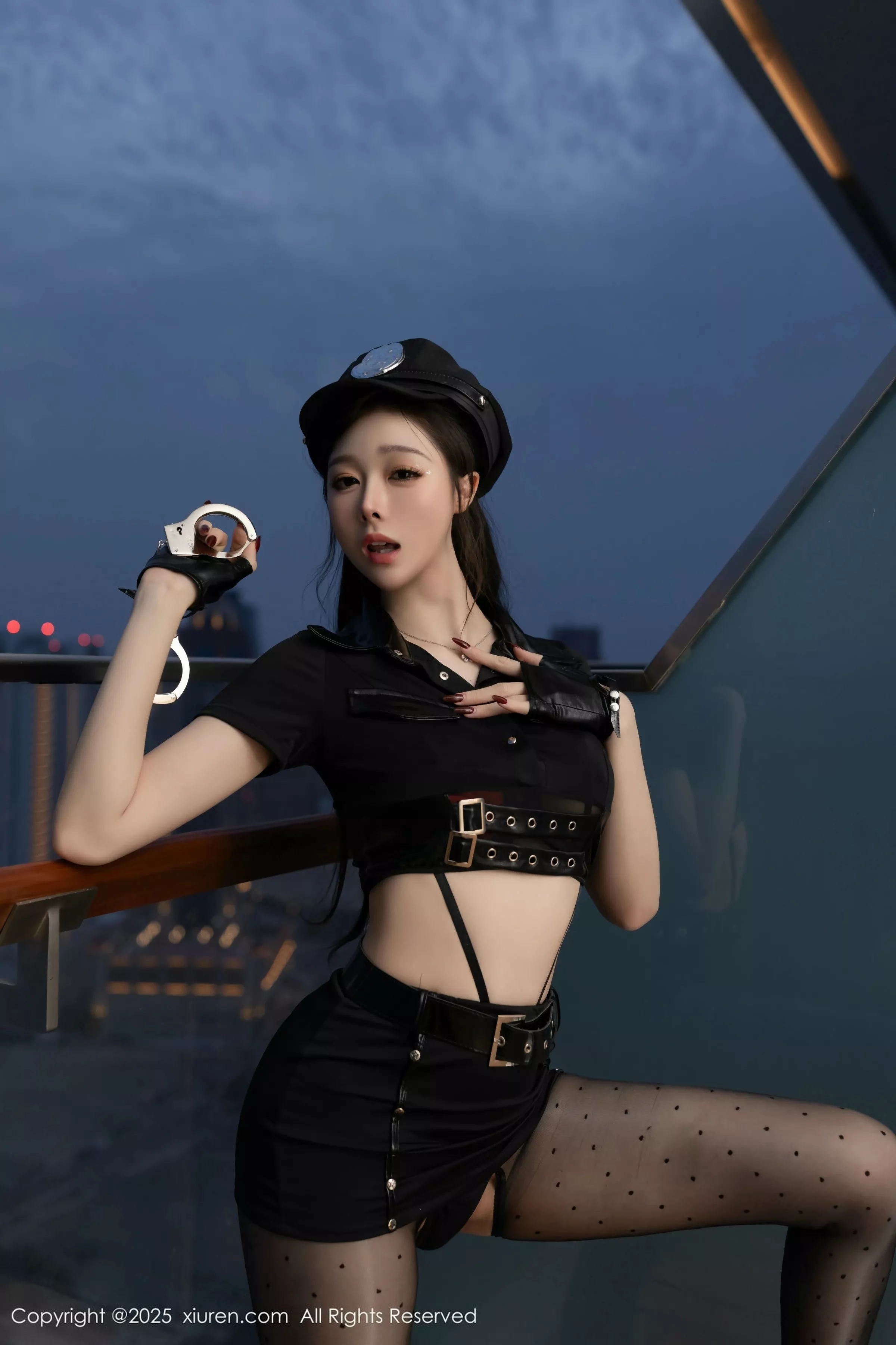 逗逗DouDou  [XiuRen]高清写真图 2025.04.03 No.10115 小逗逗 黑色制服第6张图片