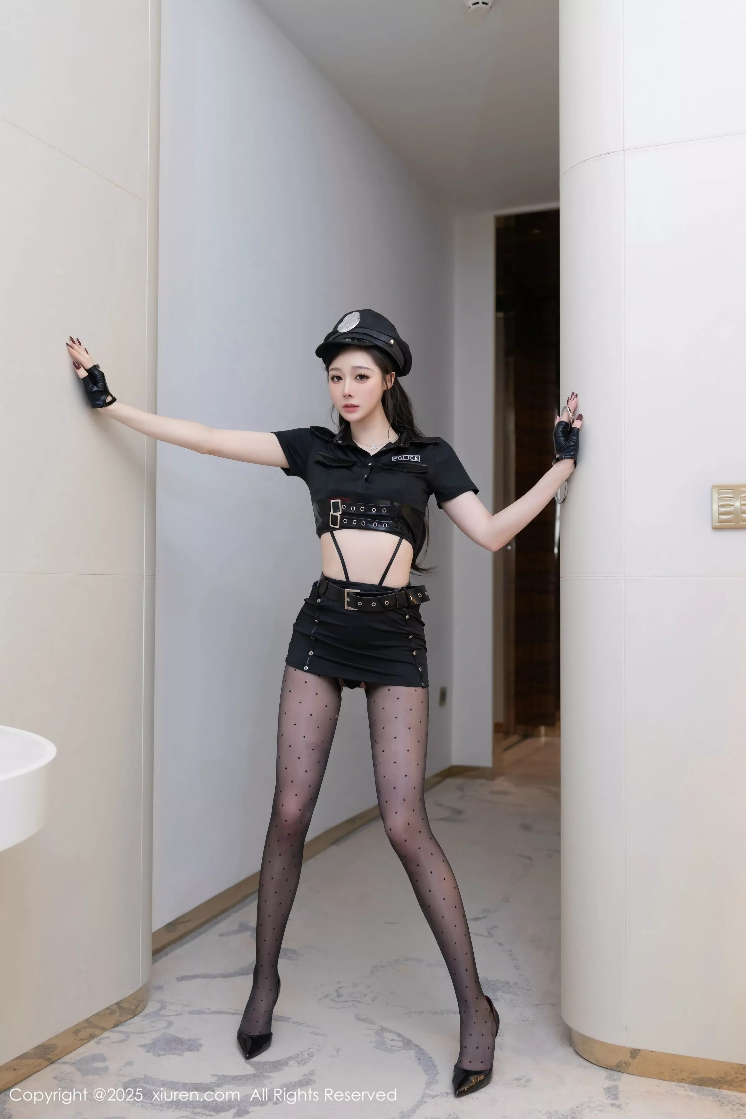 逗逗DouDou  [XiuRen]高清写真图 2025.04.03 No.10115 小逗逗 黑色制服第7张图片