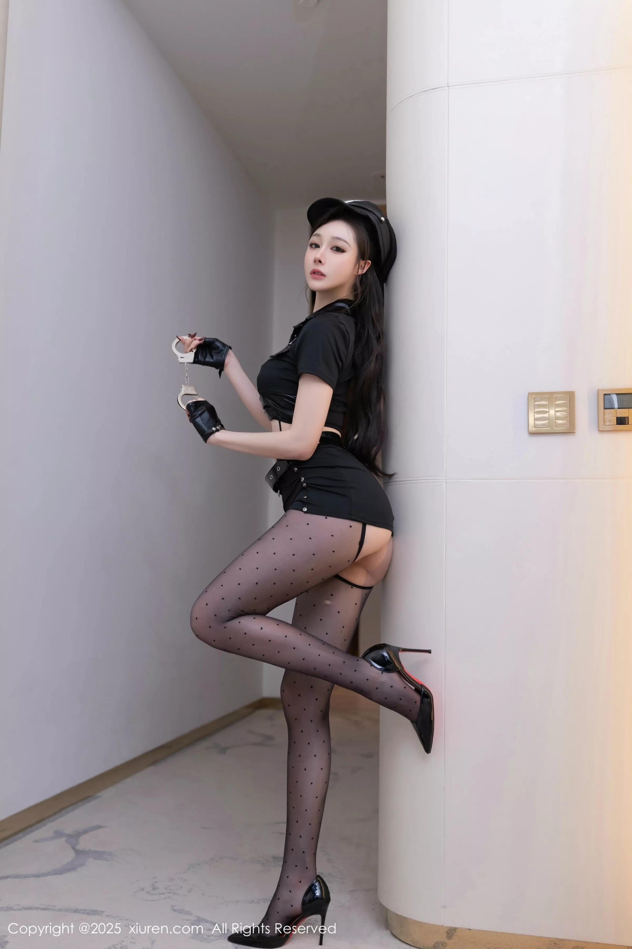 逗逗DouDou  [XiuRen]高清写真图 2025.04.03 No.10115 小逗逗 黑色制服第8张图片