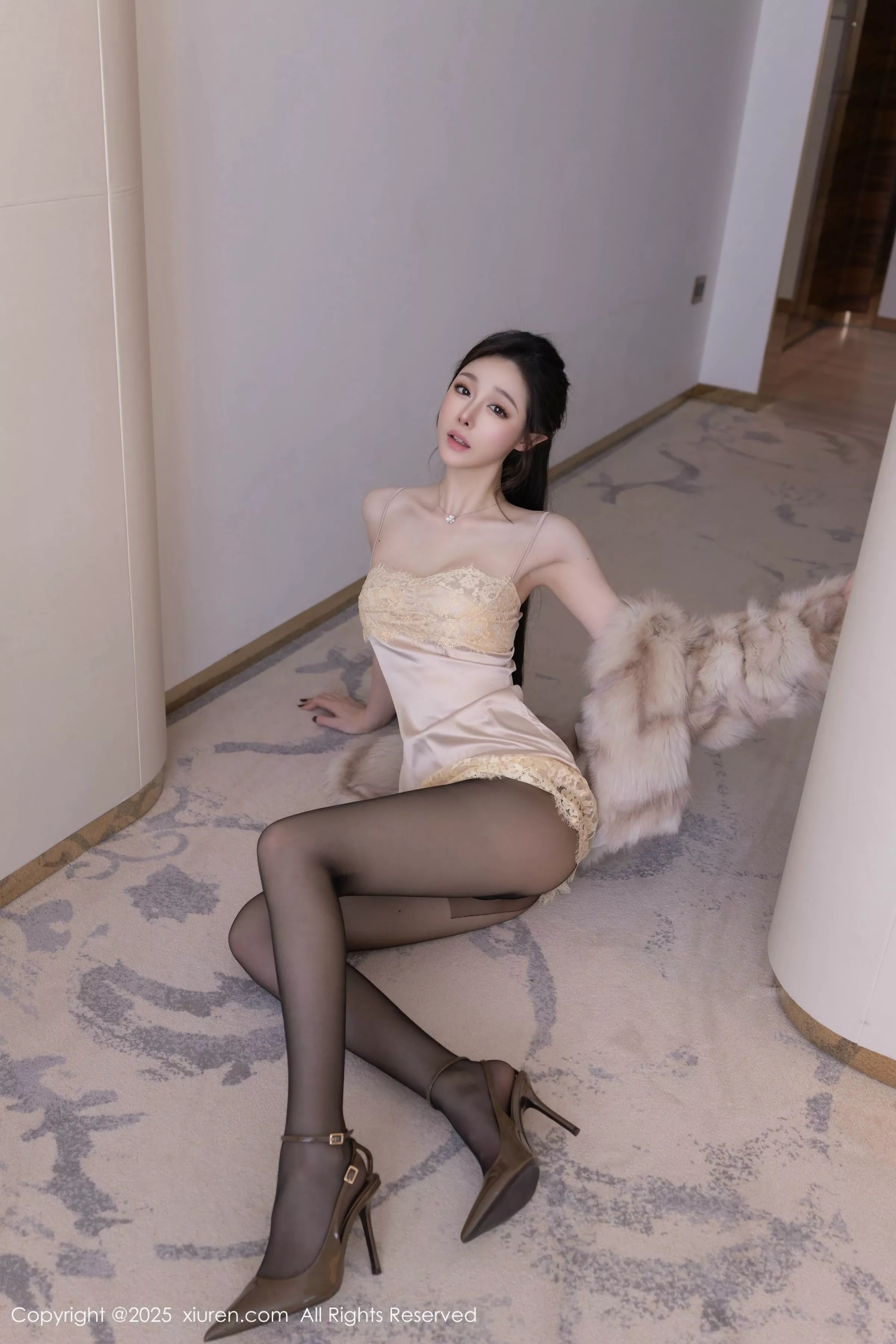 逗逗DouDou  [XiuRen]高清写真图 2025.05.09 No.10259 小逗逗 魅惑黑丝第7张图片