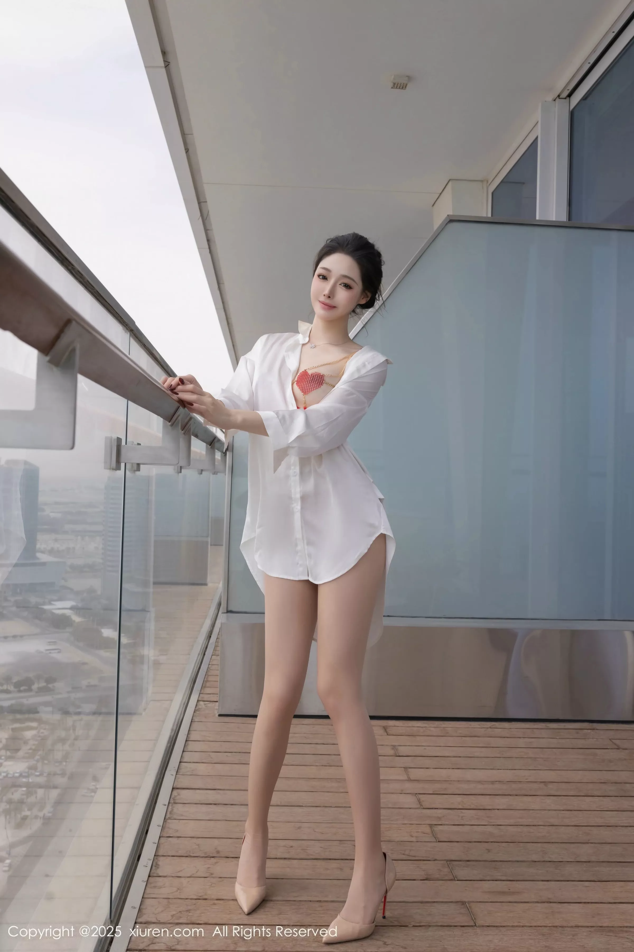 逗逗DouDou  [XiuRen]高清写真图 2025.06.13 No.10411 小逗逗 原色丝袜第3张图片