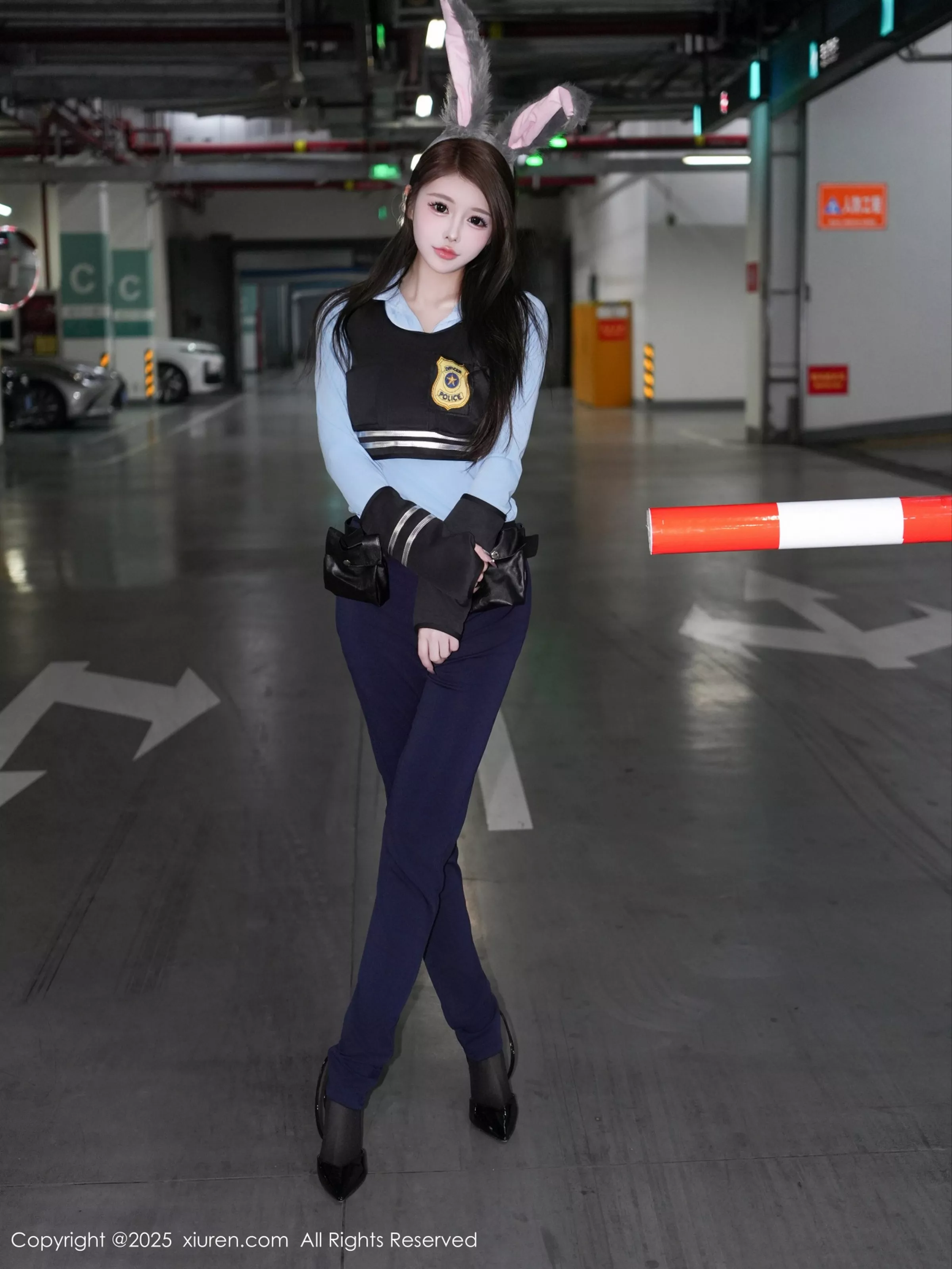 甜妮  [XiuRen]高清写真图 2025.04.16 No.10158 甜妮 制服诱惑第4张图片