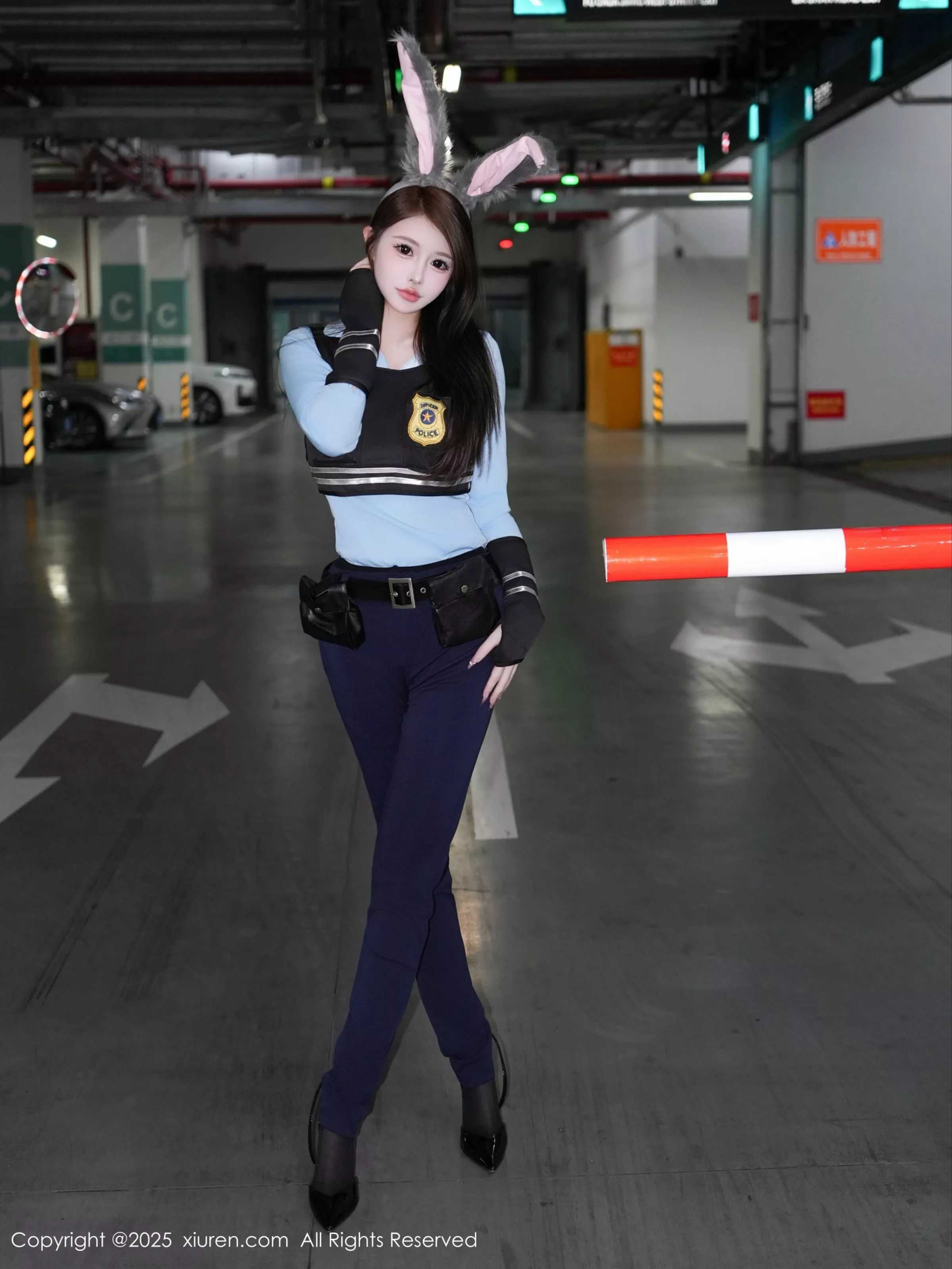 甜妮  [XiuRen]高清写真图 2025.04.16 No.10158 甜妮 制服诱惑第6张图片