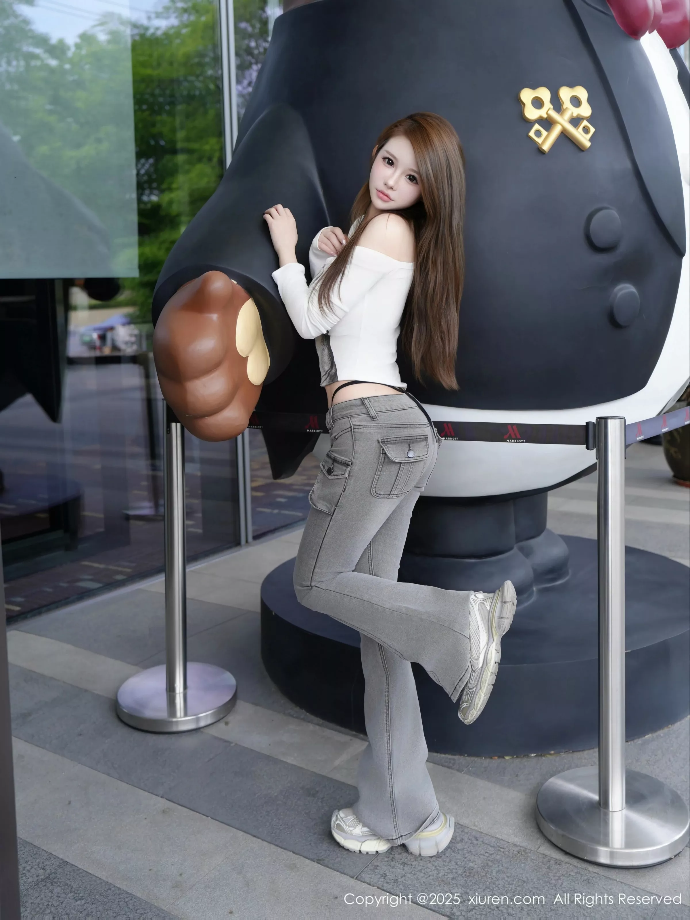 甜妮  [XiuRen]高清写真图 2025.04.30 No.10227 甜妮 性感白T第2张图片