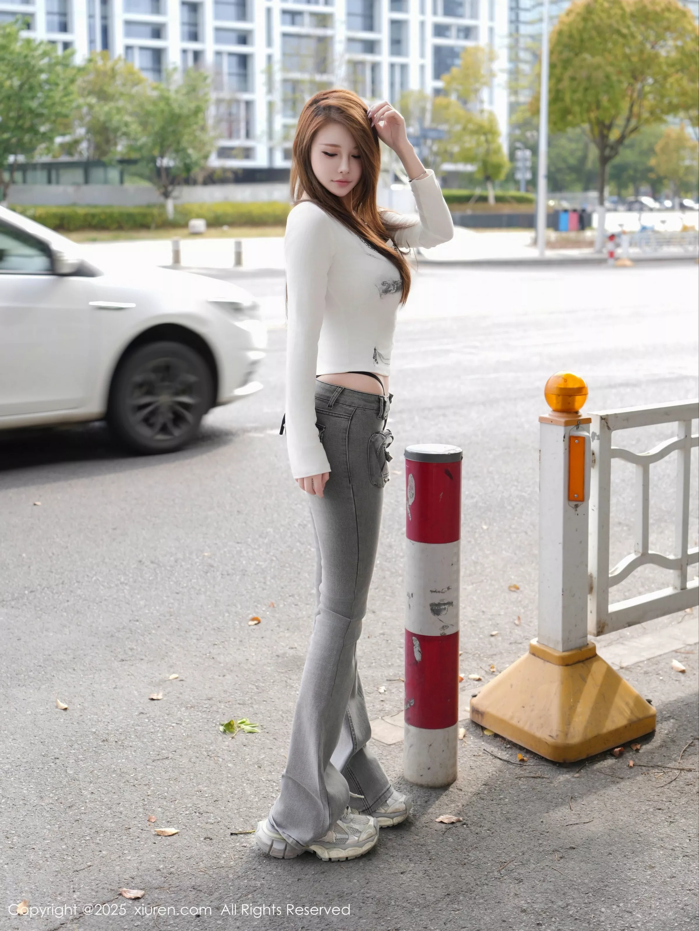 甜妮  [XiuRen]高清写真图 2025.04.30 No.10227 甜妮 性感白T第8张图片