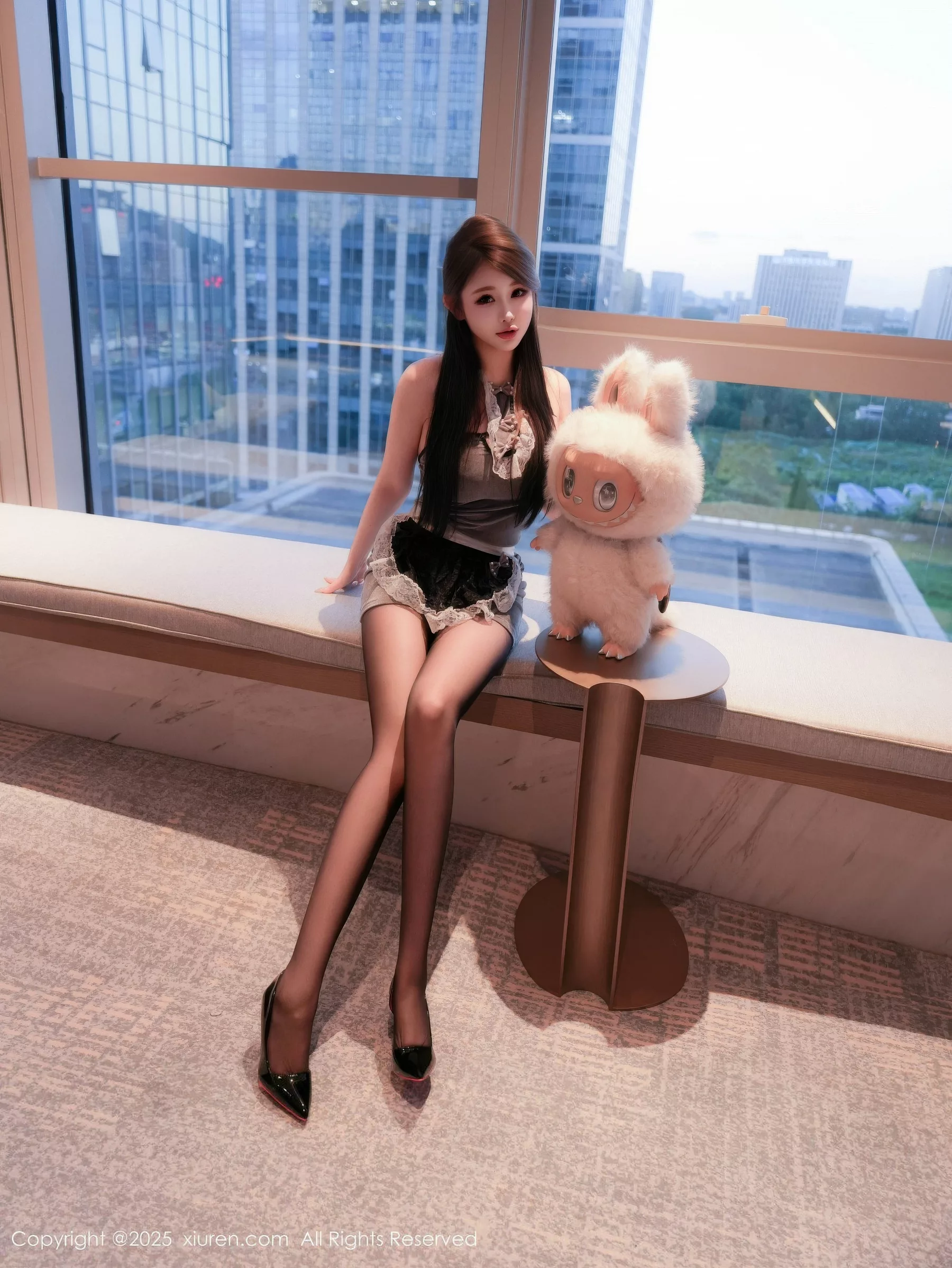 甜妮  [XiuRen]高清写真图 2025.10.17 No.10884 甜妮 灰色短裙第8张图片