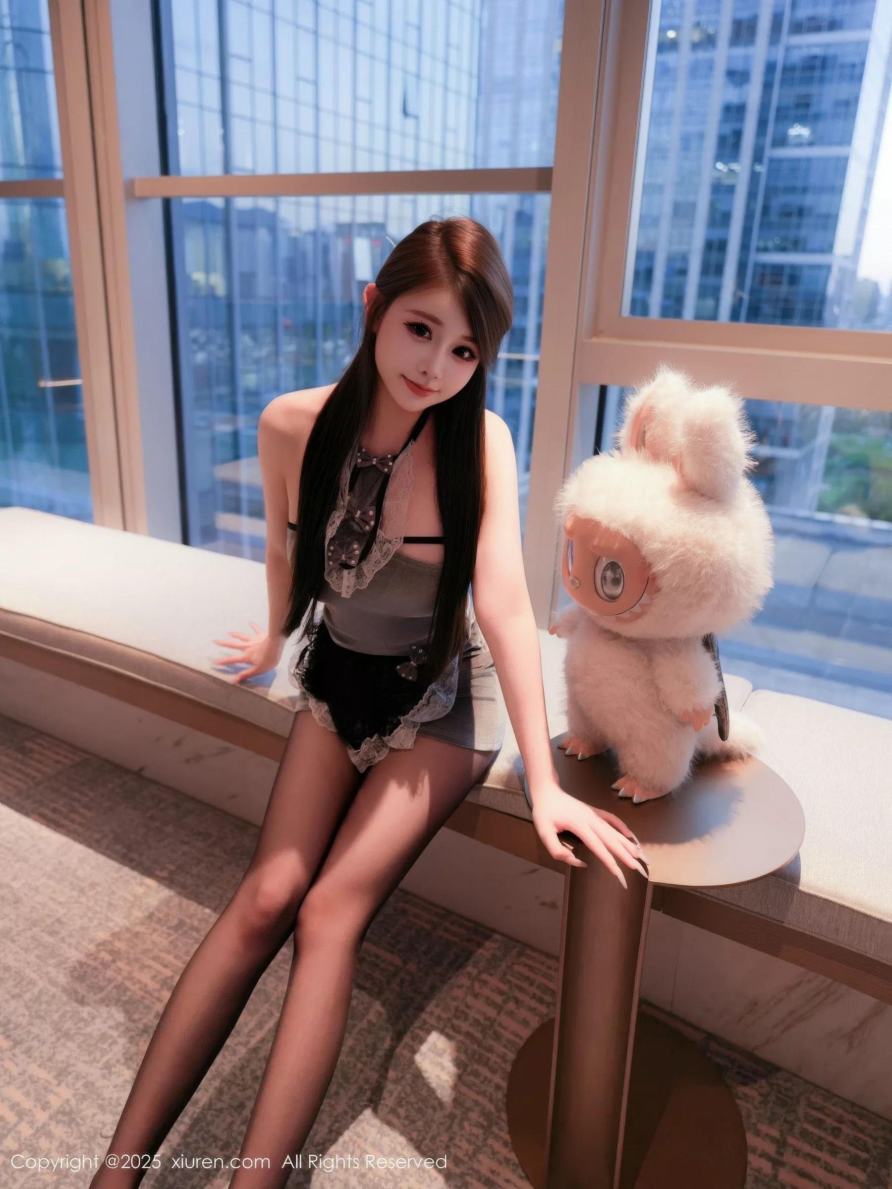 甜妮  [XiuRen]高清写真图 2025.10.17 No.10884 甜妮 灰色短裙第10张图片