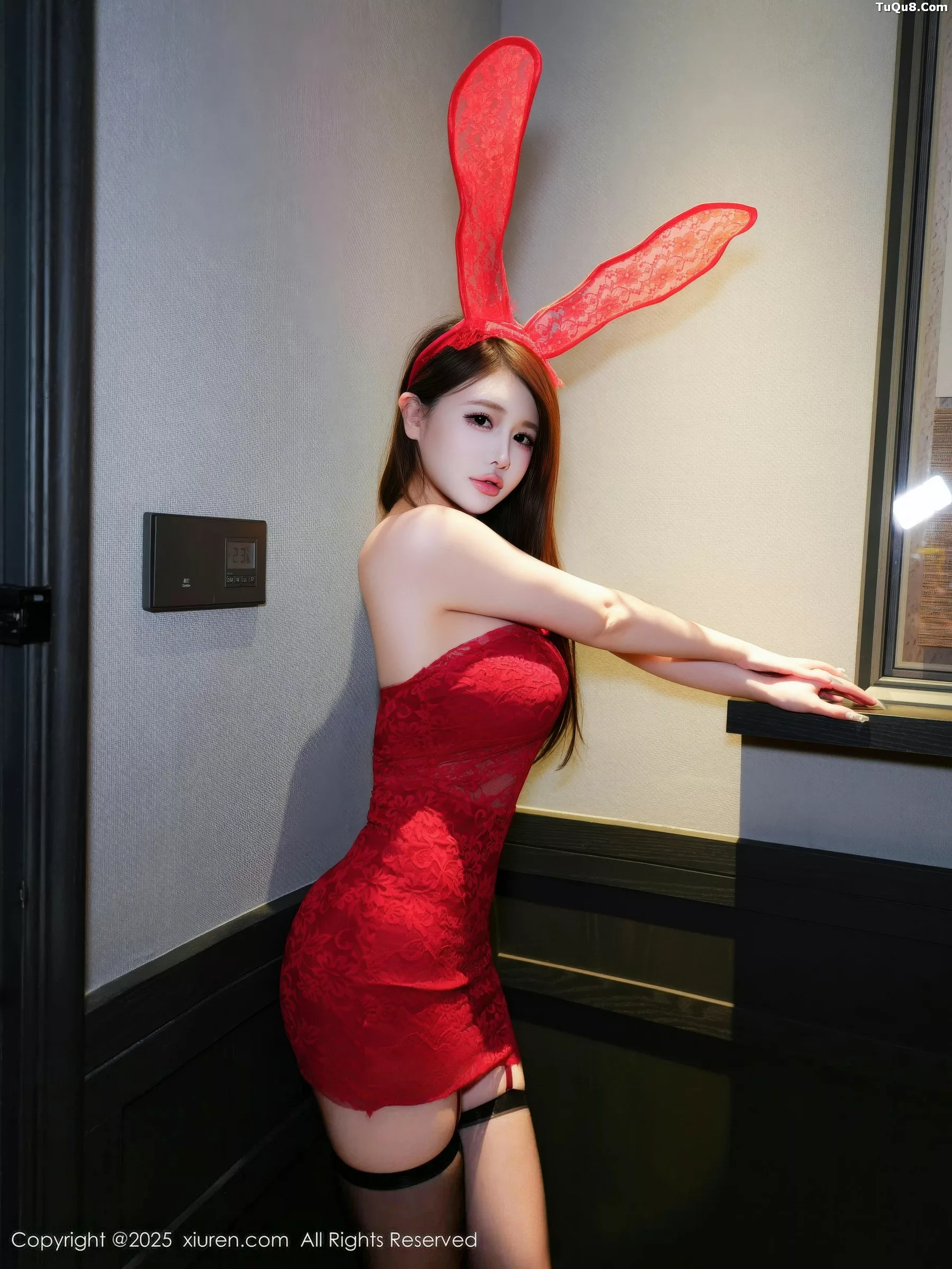 甜妮  [XiuRen]高清写真图 2025.10.24 No.10907 甜妮 红色兔女郎第10张图片